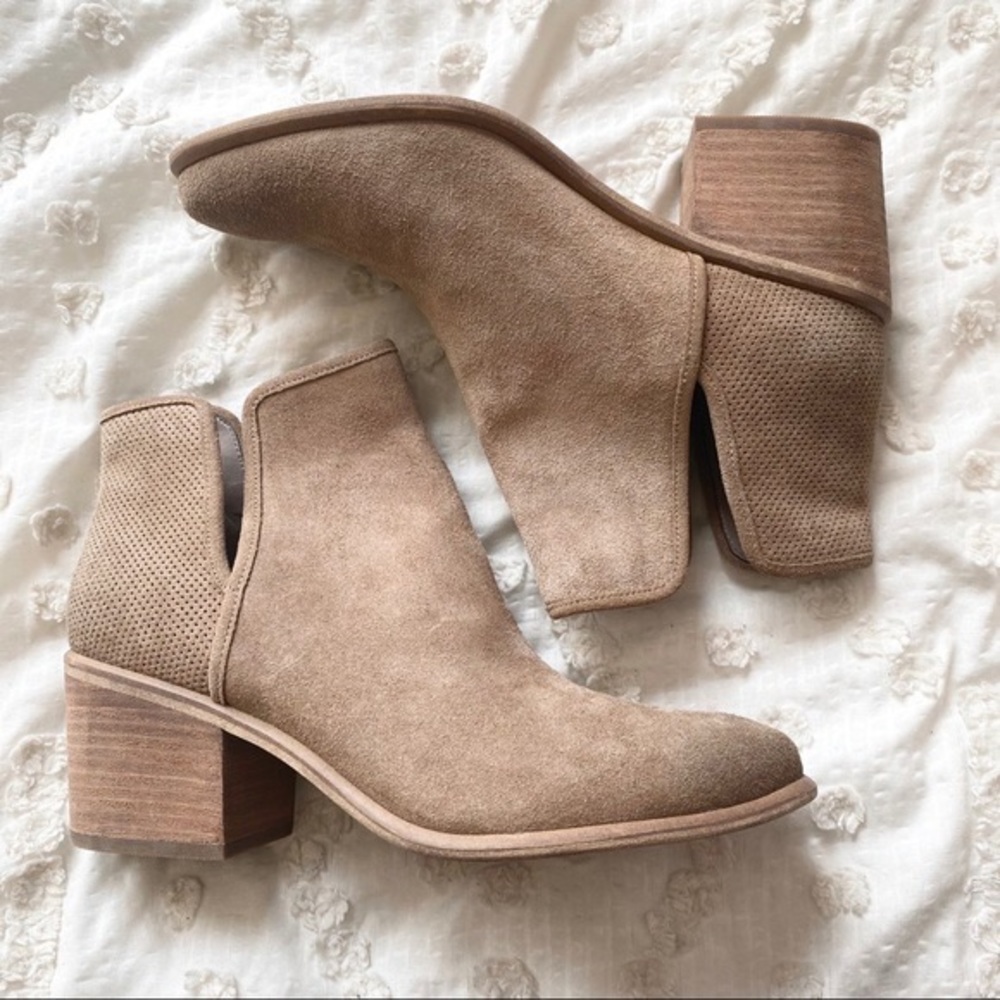 Hinge Barris Block Heeled Bootie